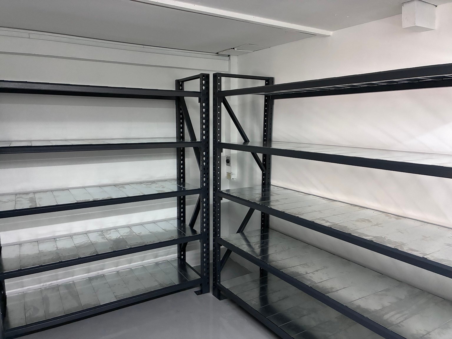 Estanterías metálicas instaladas en un proyecto realizado